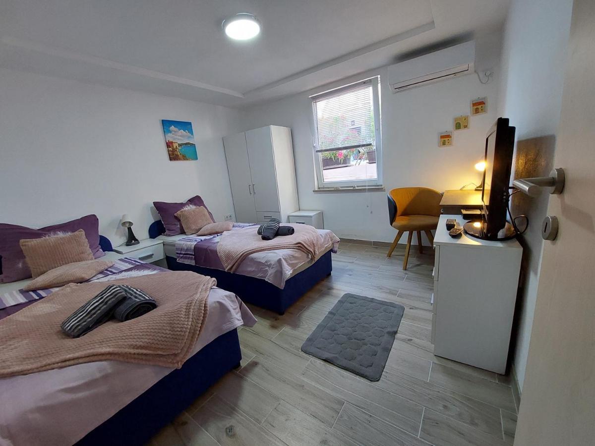 Neyra Villa *