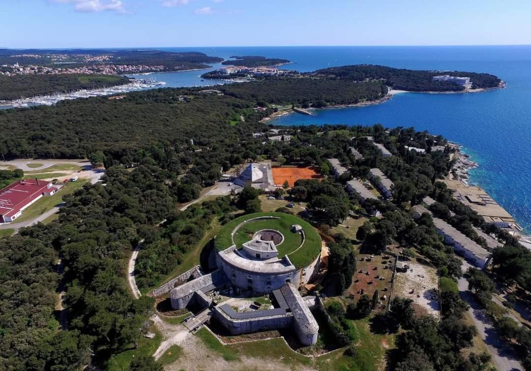 Neyra Villa Pula