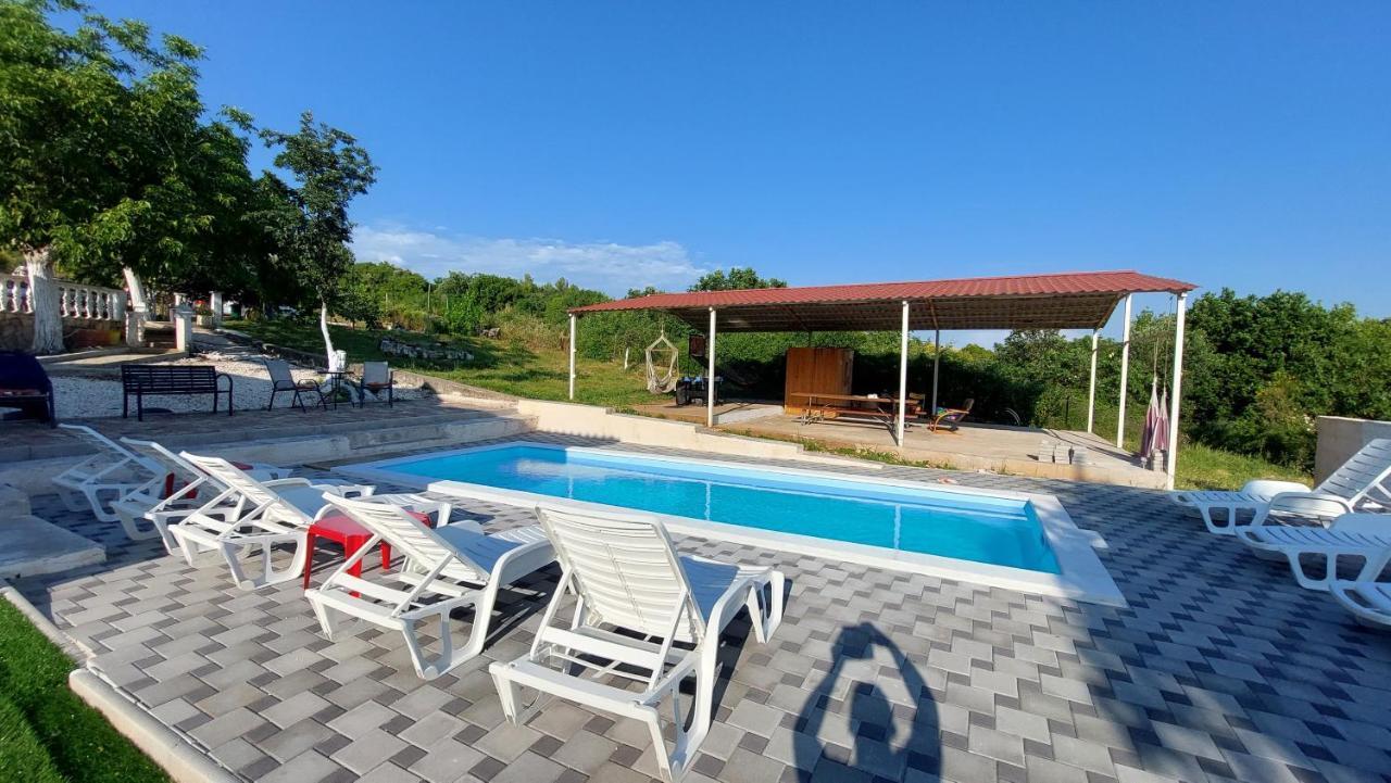 Villa Neyra Pula