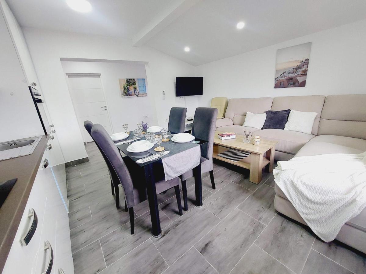 Neyra Villa *