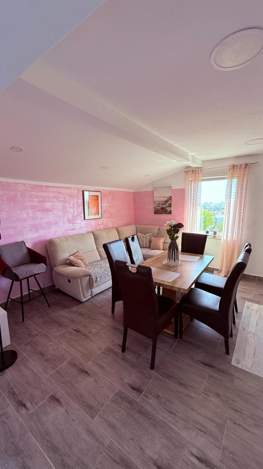 Neyra Villa *