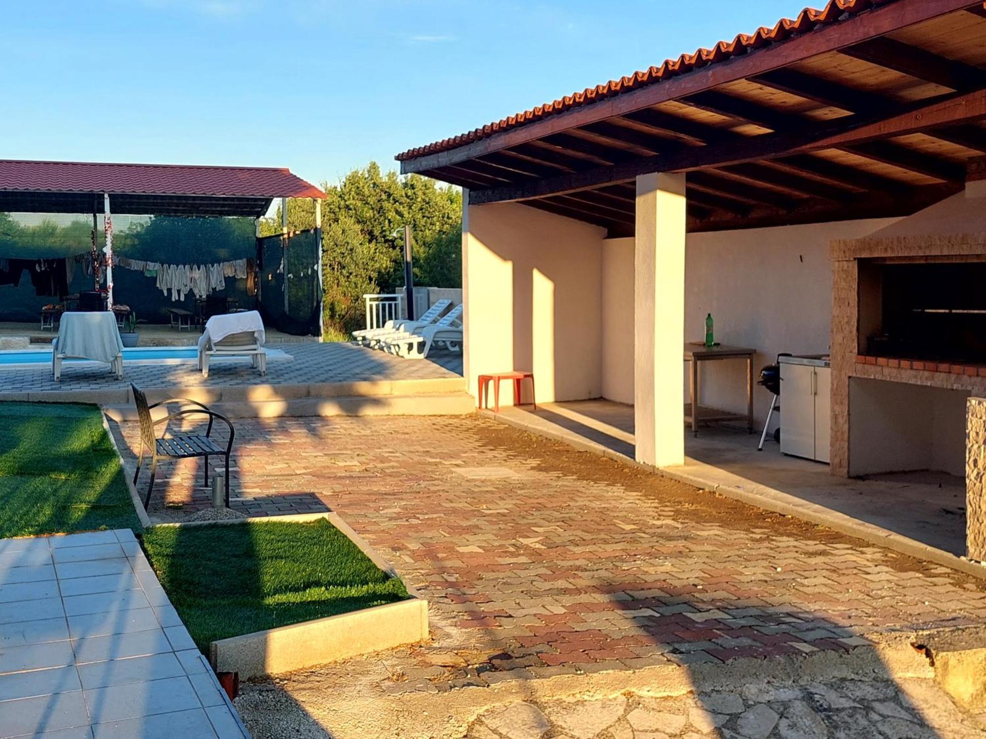 Neyra Villa *